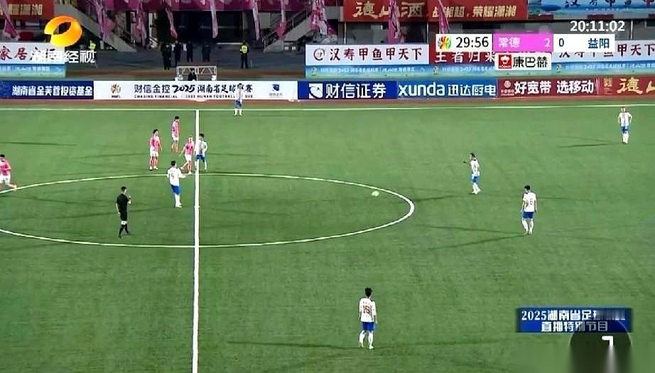 疯了。
真的疯了。
开场才30分钟，我们已经2:0了。
我跟你讲，今晚我们常德队