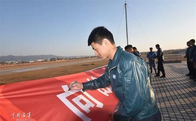 1997年，飞行员王世远随教官驾驶某型战机升空，猛然间感到后背发凉。回头一看，发