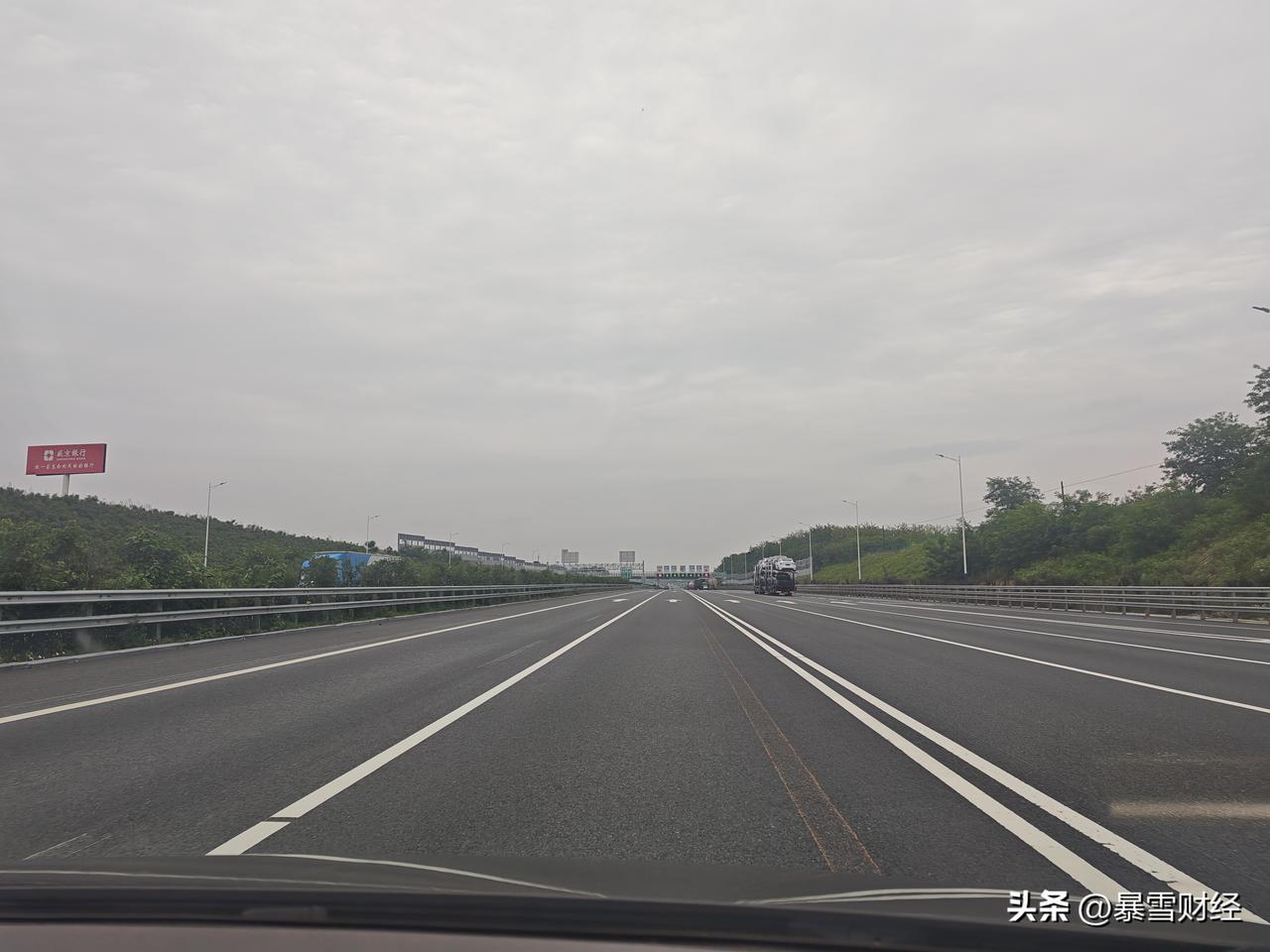 行至京哈高速葫芦岛段，宽阔平整的多车道一路舒展，车行顺畅舒心。路旁矗立着各式文旅