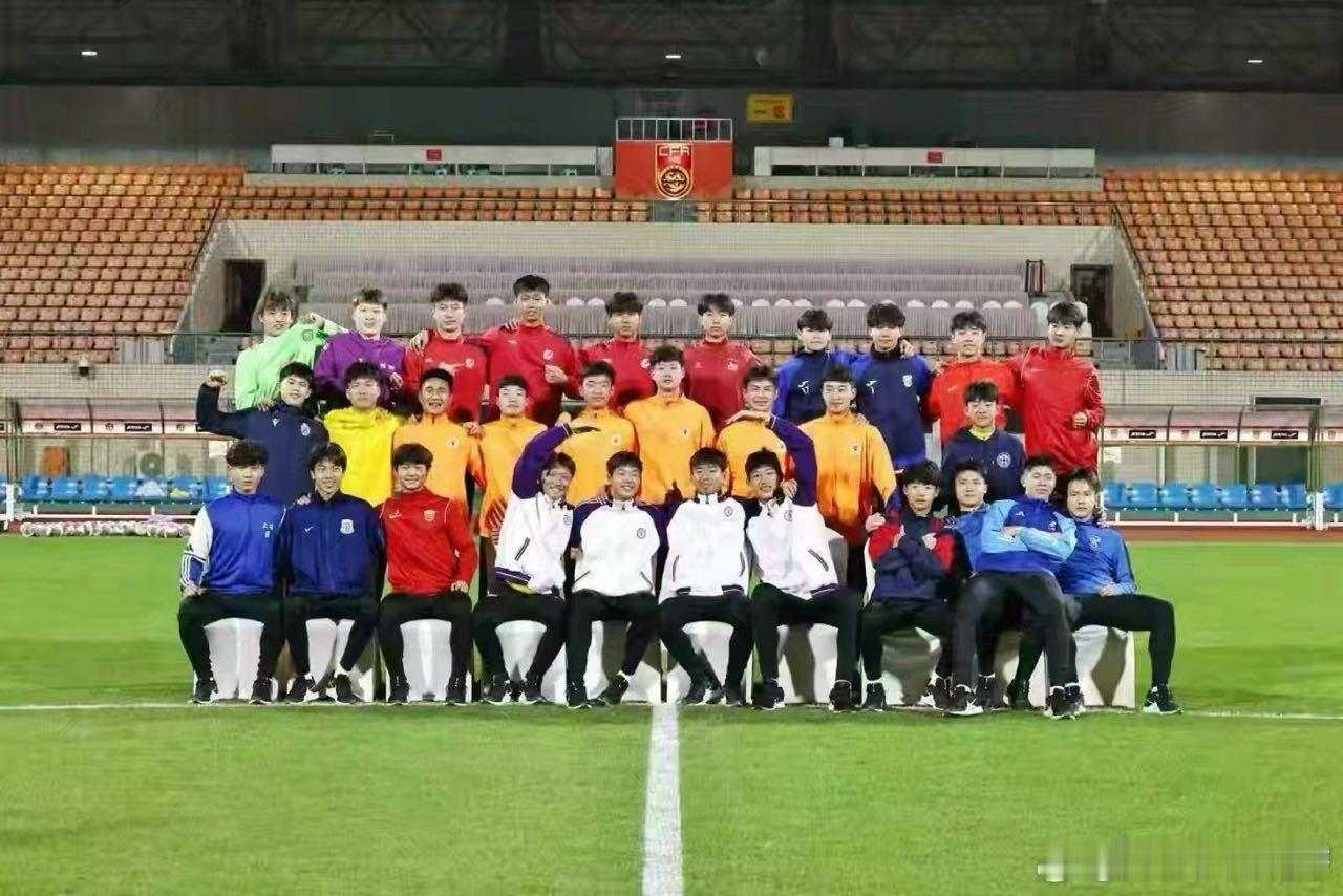 太子光环太强，鸡立鹤群！ 