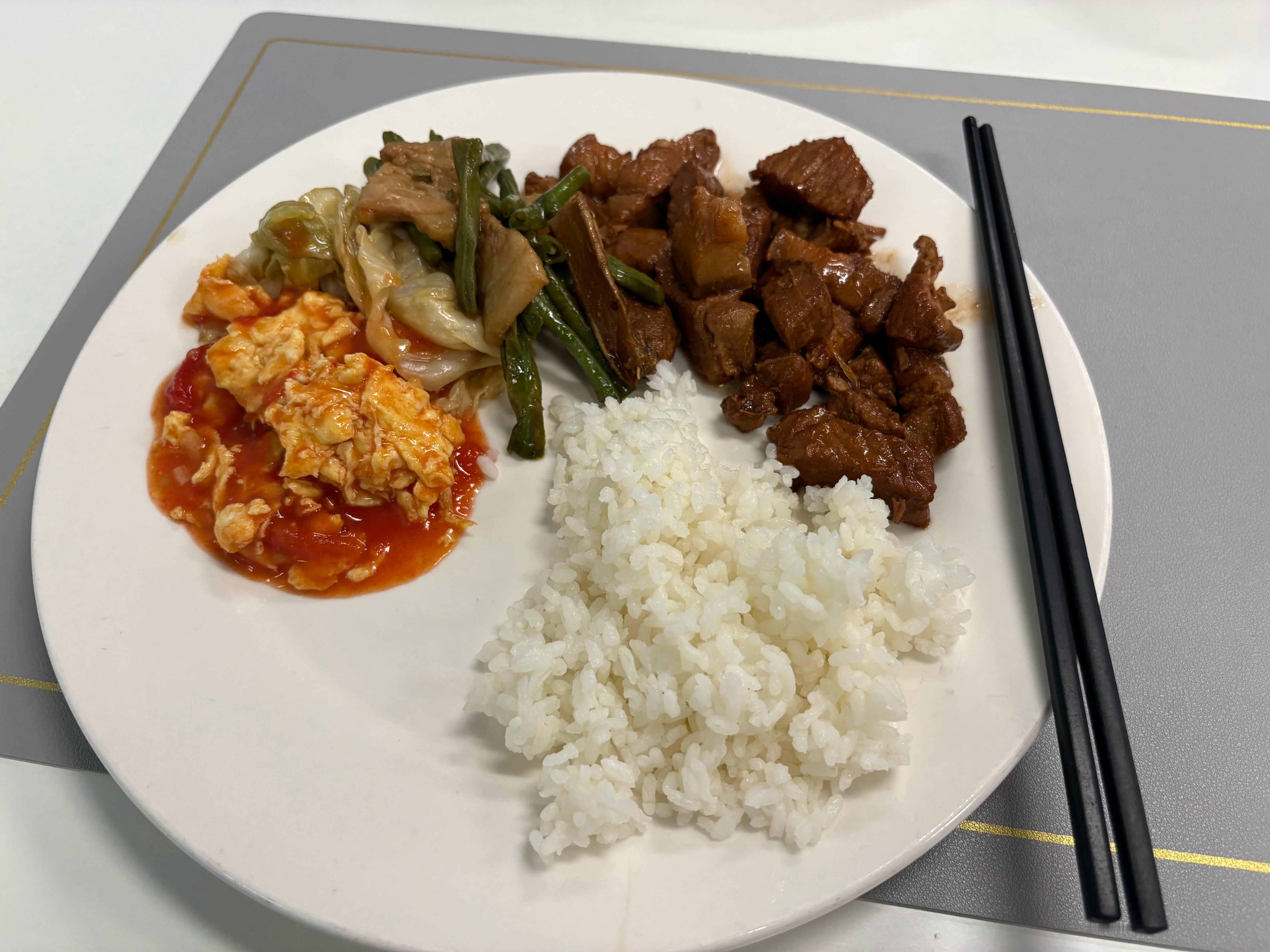 强推廊坊小鹏的红烧肉好吧，没吃过的都应该来尝尝。[doge]真不是故意蹭饭，今天