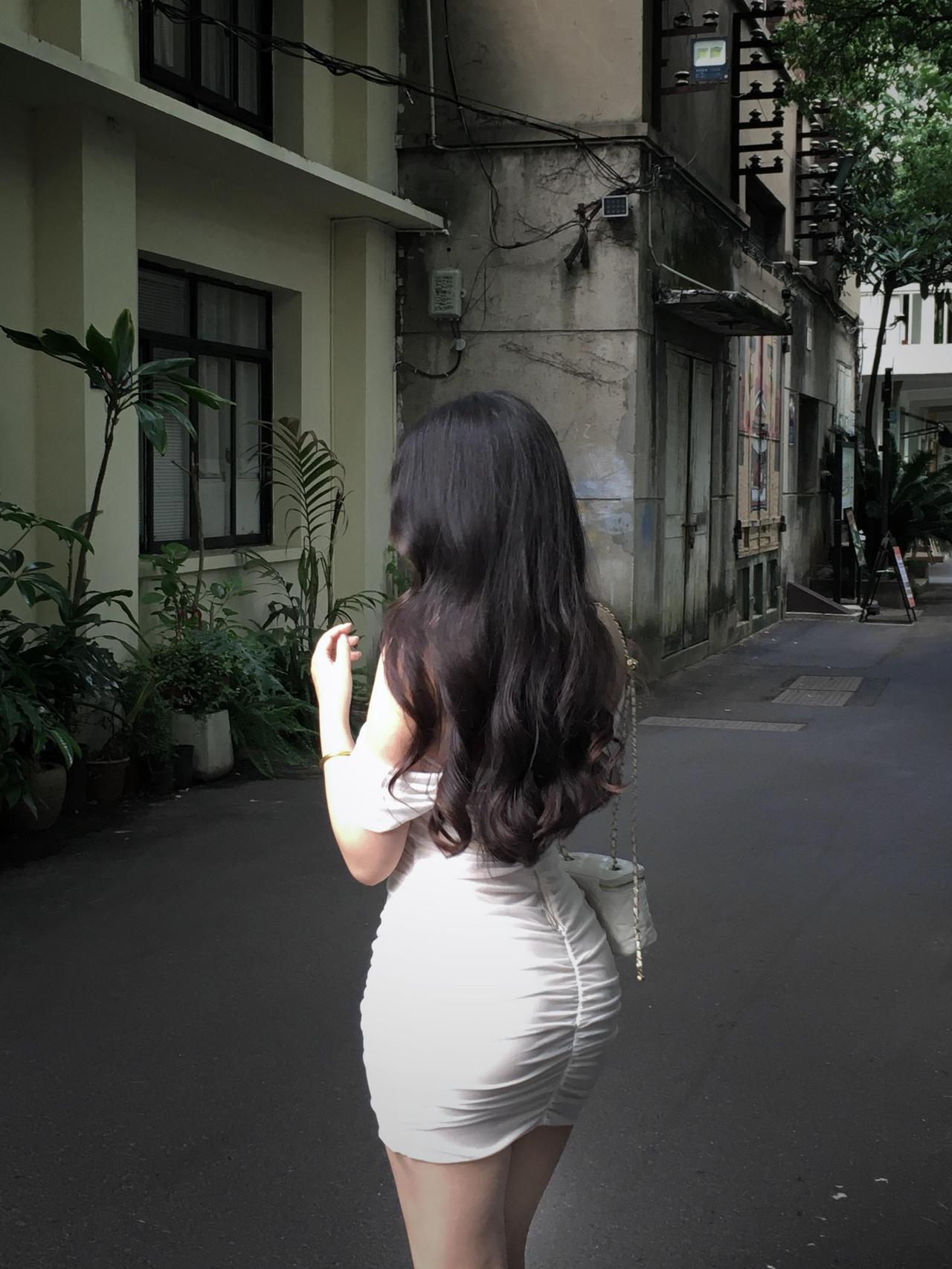 背影都这么迷人，猜猜这位白衣小姐姐在小巷里会遇到什么故事？