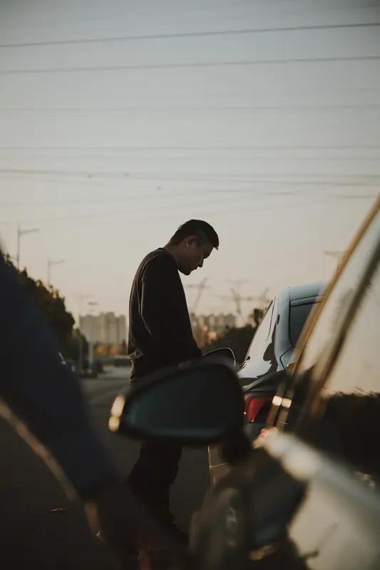 别人开我的车撞了人，我要不要负责任得看具体情况。
要是我没过错，像车本身没问题，