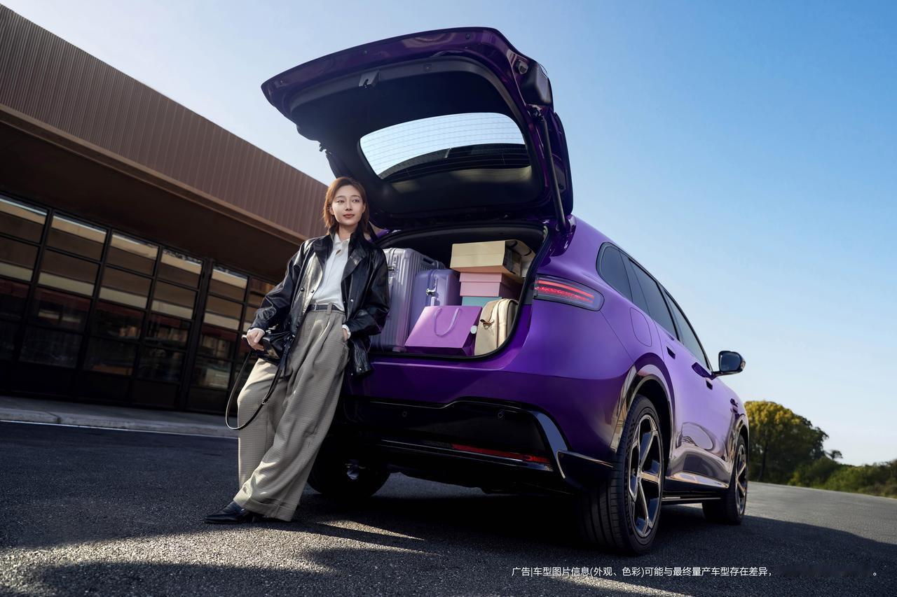 还在纠结买什么车？看看问界M6的火爆场面就知道答案了！全国门店展车刚到，就被大批