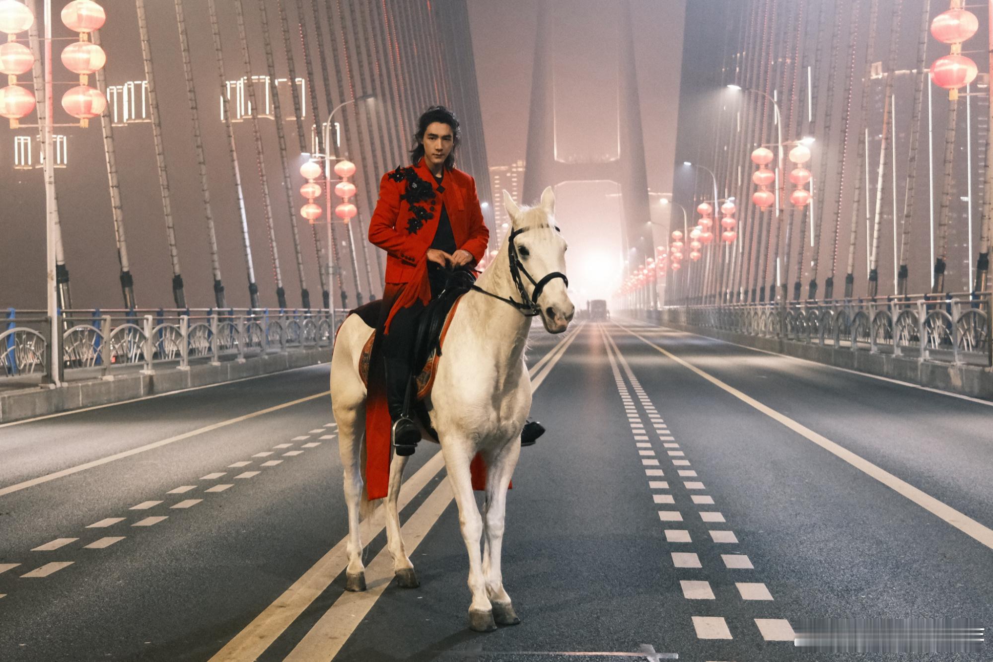 此沙骑马出场此沙骑马出场，宛如一道亮眼风景。骏马嘶鸣，他英姿飒爽，独特的亮相方式