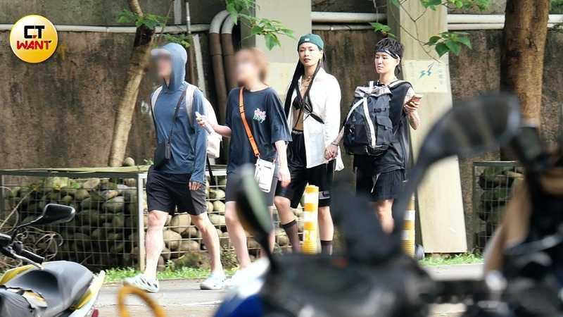 啊啊啊啊郭源元又被台媒拍到，和一位yt博主Yin女女恋 ，看起来很配啦（写“又”