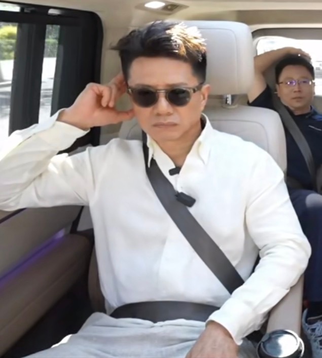 段奕宏∶只是静静地耍帅 可能脑子不知道想哪里了，这时候🕶的重要性来了 