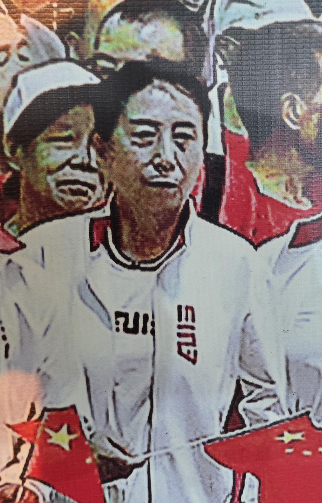 这个人像冯巩，但真不是冯巩。抚顺市新华桥千人大合唱照片。