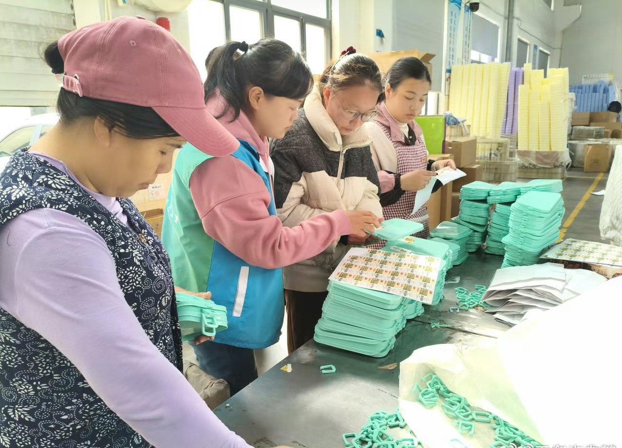 【春风送岗跨越无言障碍台州为听障女孩找工作 】近日，台州椒江，洪家街道就业综合服