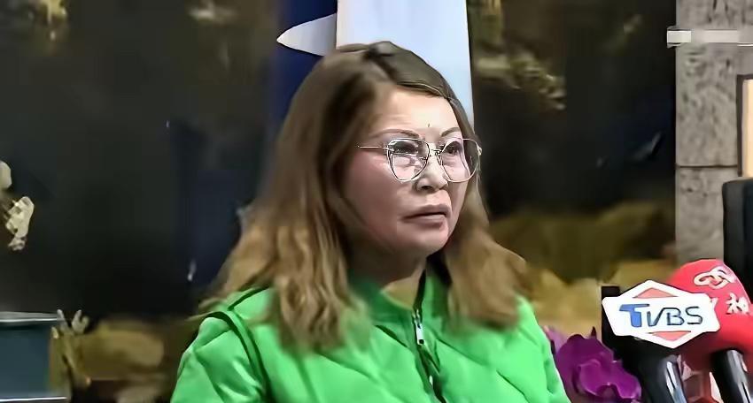 郑丽文这回真被问住了！街头被台湾女生怼得哑口无言：当年日本占台湾问过百姓吗？港澳