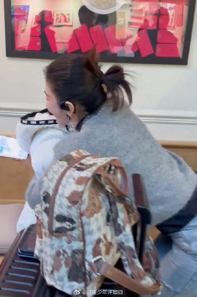 黄奕带女儿打卡哈利波特工厂  每一次的陪伴，都是对女儿成长的见证。黄奕带着女儿打