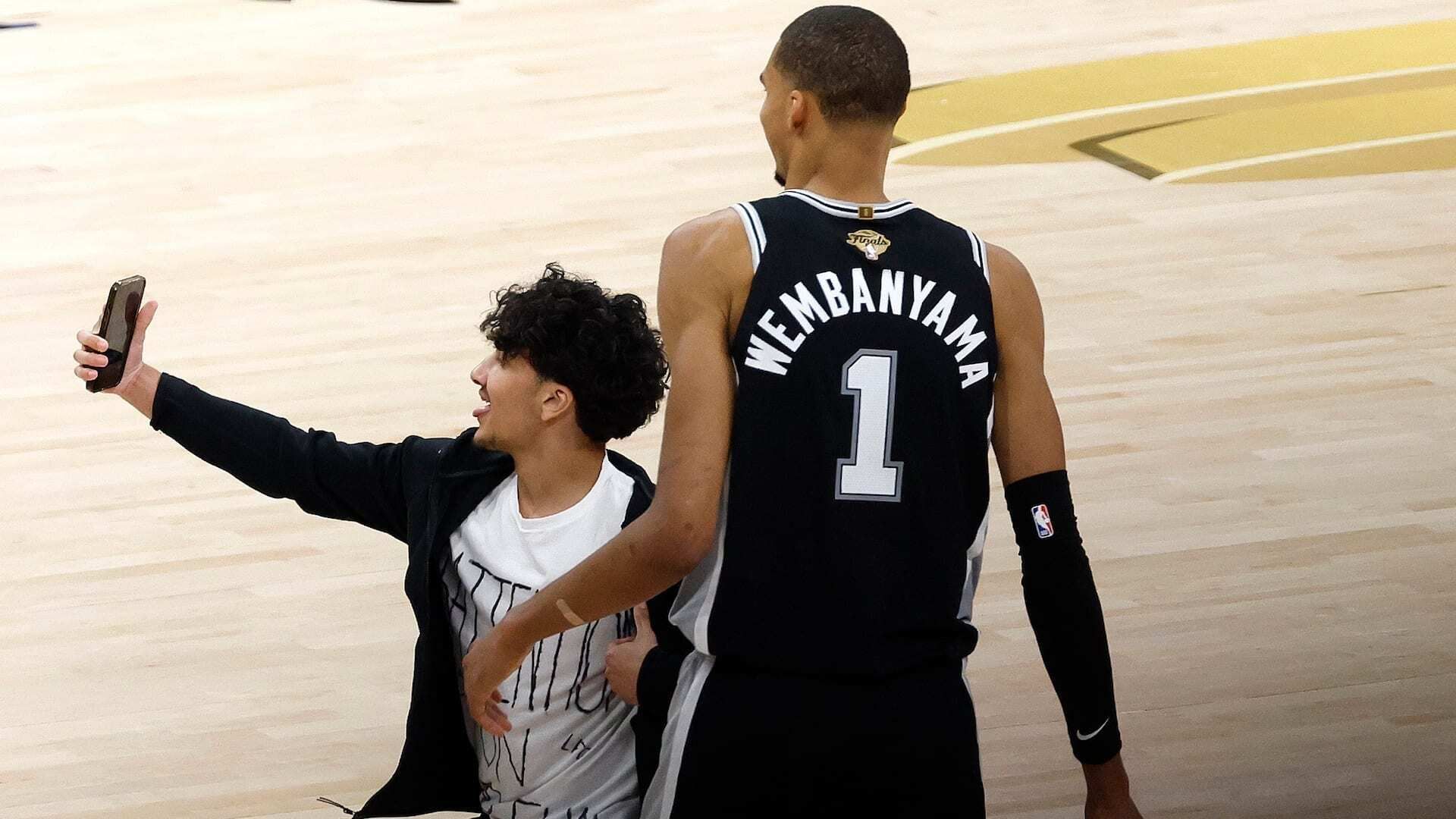 昨天比赛中冲进NBA场地与文班亚马自拍的球迷，被永久禁止进入所有比赛场馆。NBA