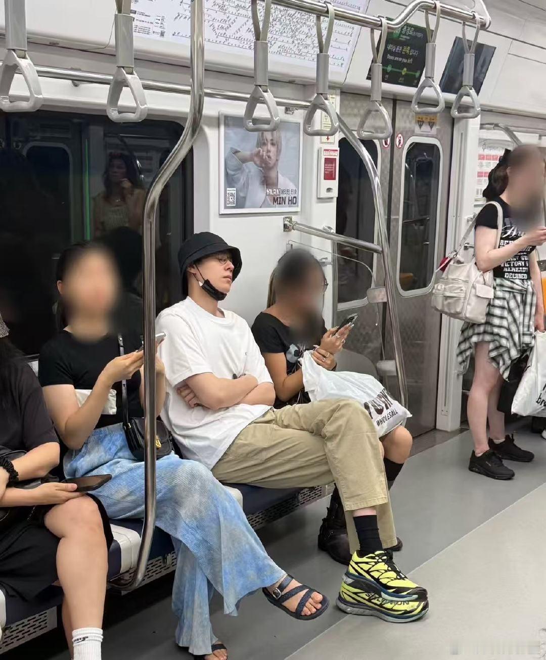 坐地铁偶遇胡一天韩国坐地铁偶遇胡一天！韩国坐地铁偶遇胡一天