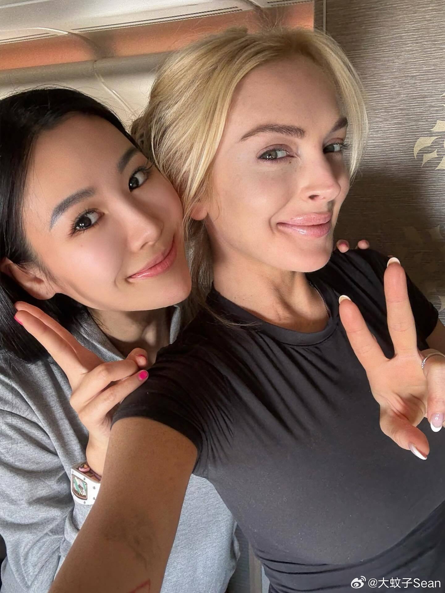 Lindsay Lohan林赛罗韩和朋友新合影，虽然有滤镜的加持，但这脸真的有点