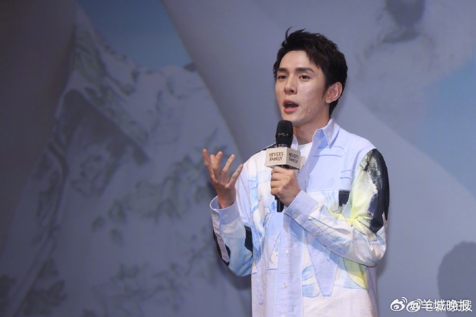 【#李佳琦未婚不退休#】4月9日，针对网络有关主播李佳琦退休、结婚等传闻，李佳琦