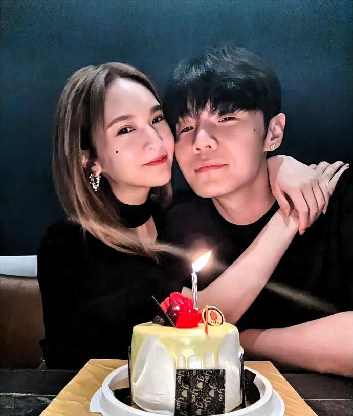 李荣浩把花篮送进杨丞琳演唱会后台的那一刻，“老夫老妻不用搞这些”这句话，废了。