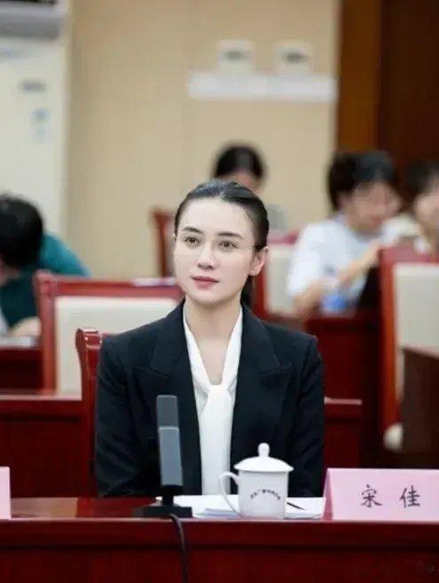 本以为宋佳的美貌已经无敌了，看看旁边，宋佳还是低调了 