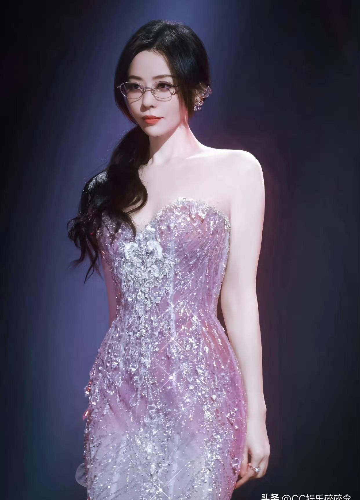 演唱会下台，明星立刻把脸贴上冰袋。
这不叫敬业，这叫资本局。
几百万的票价，你以