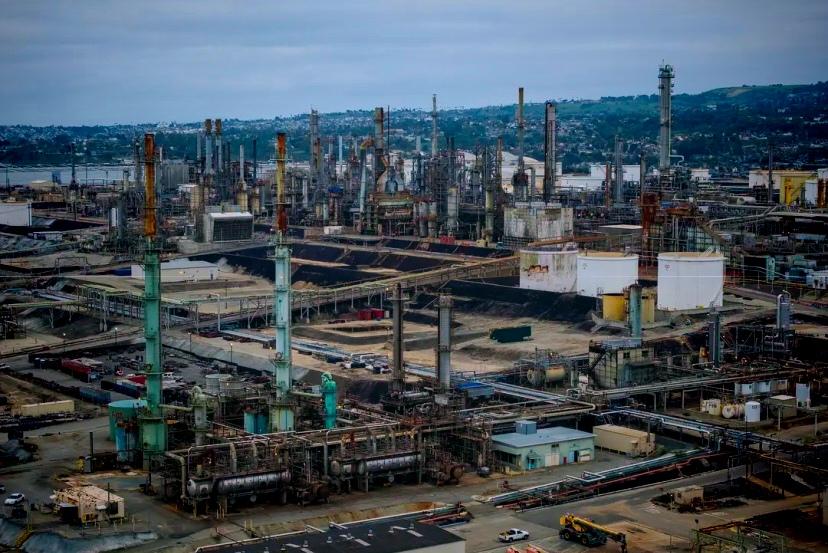 特朗普扔了个大项目：50年来头一回，美国要盖新炼油厂

特朗普那边又放出个消息。