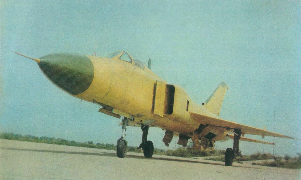 少见的底漆模式下的 歼八Ⅱ 型歼击机。歼八Ⅱ 的涂装好像一直都不太令人“惊艳”，