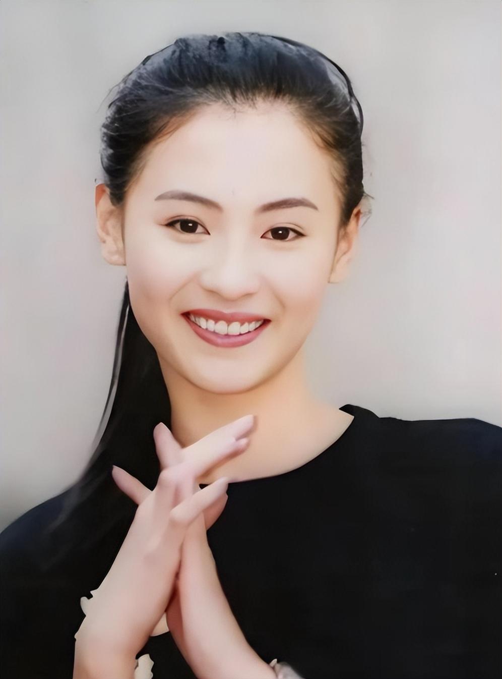 当年被大半港圈诟病、全网都说她不懂感恩的张柏芝，如今仅凭一个举动彻底翻盘！

刚