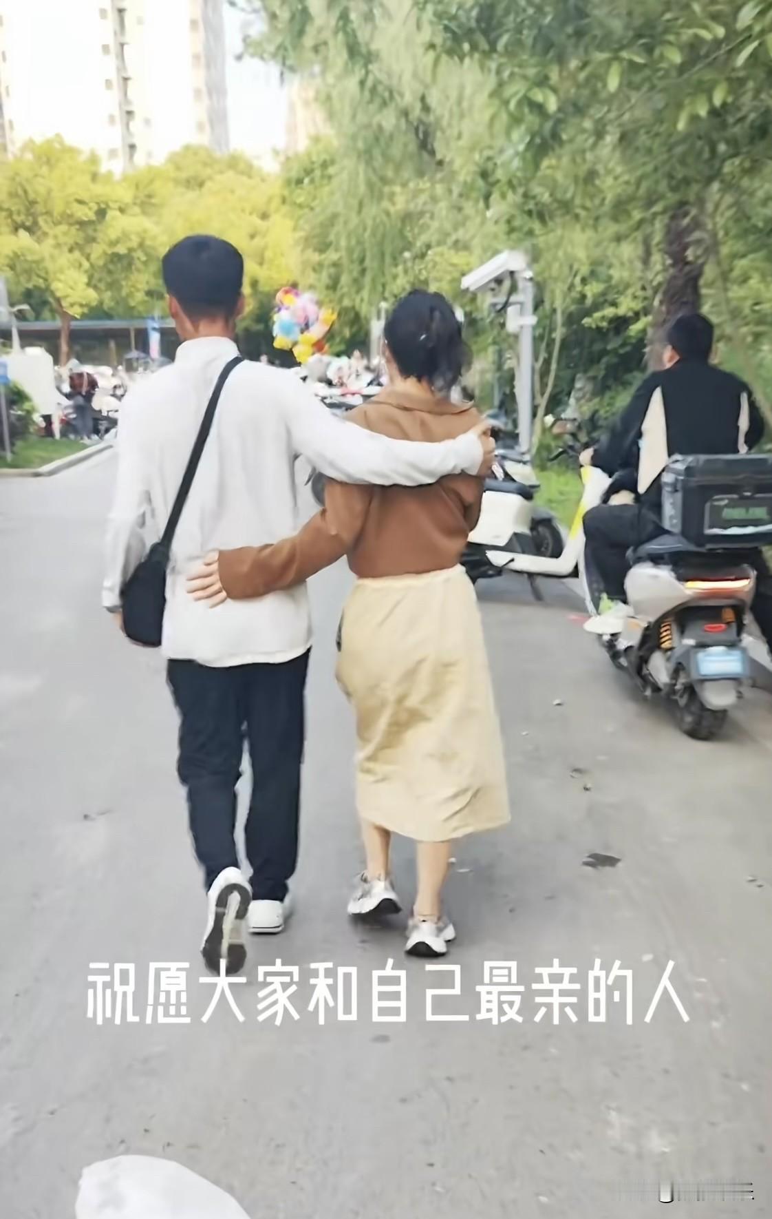 张云鹏
和妈妈拥抱一起
他的妈妈一直不愿意出镜，其实可以理解，毕竟不是所有人都想