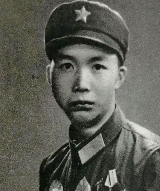 1979年，一个叫高华忠的士兵，接到了掩护全营撤退的死命令。战斗结束，任务完成，