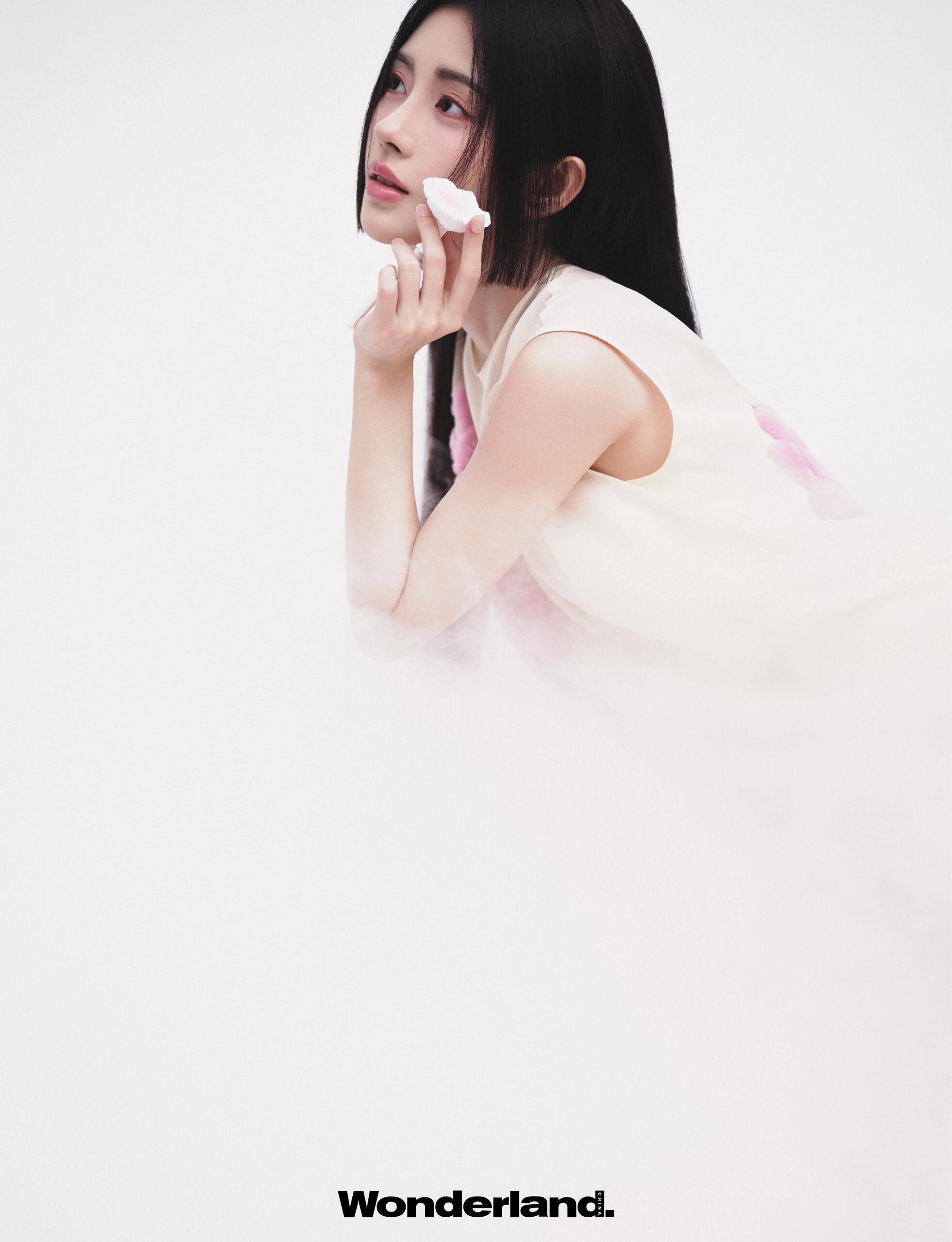 涂松泽拍摄的鞠婧祎wonderland8月刊封面新生  新程⚪️ 出品人：Vic