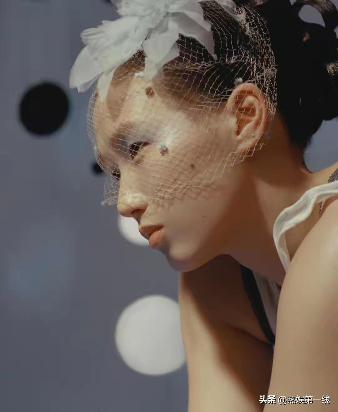 20岁陈芋汐秀马甲线拍大片，跳水女王的时尚感，超模都压不住！
跳台上的水花消失术