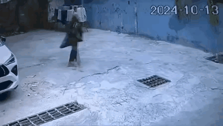 这不是拾废品，这叫偷盗公共设施，抓住应该拘留还是罚款？