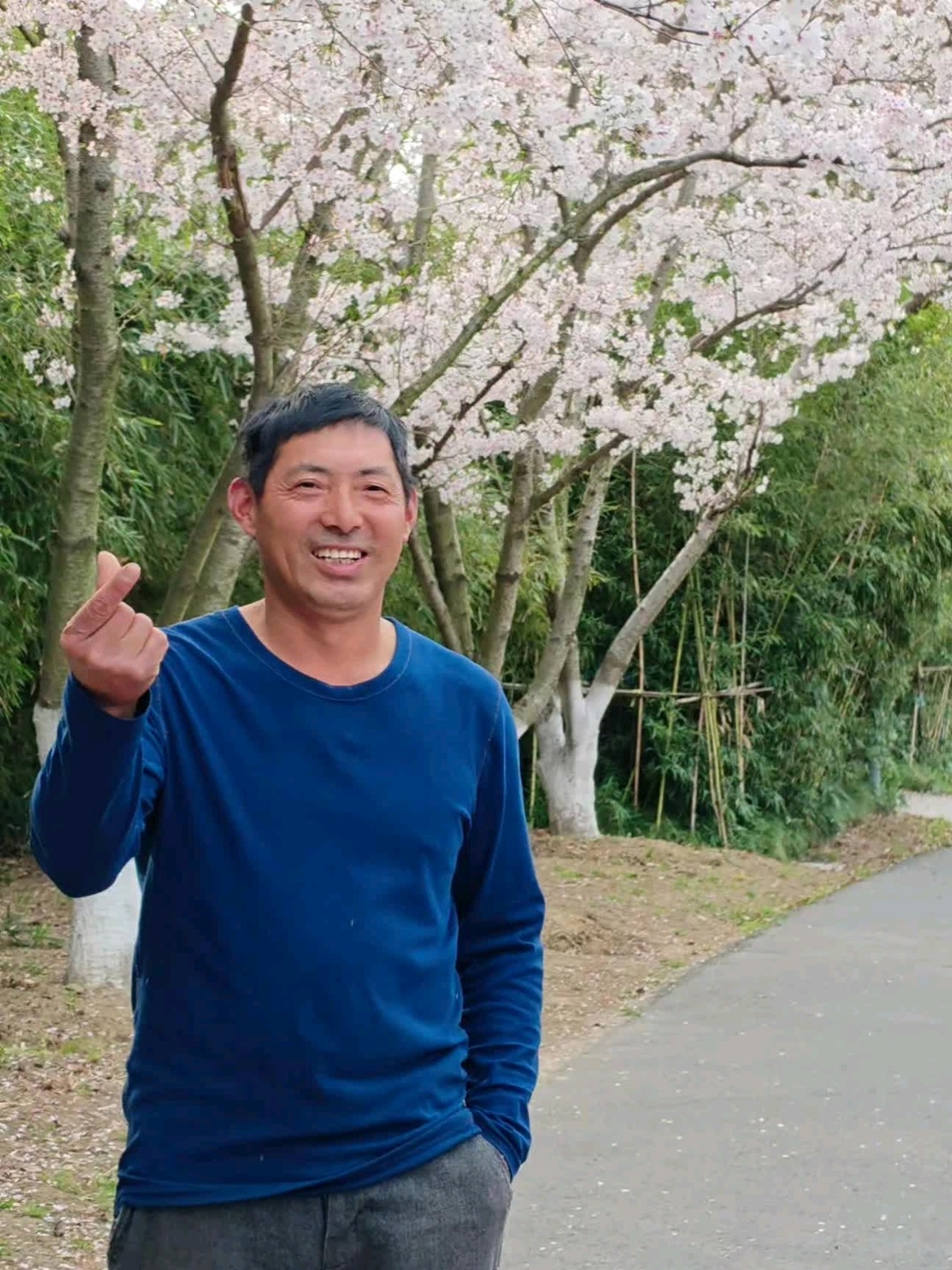 【工人拍女儿偶像王琳凯海报被邀合影】王琳凯帮工人大叔给女儿送惊喜 “妹儿！你喜欢