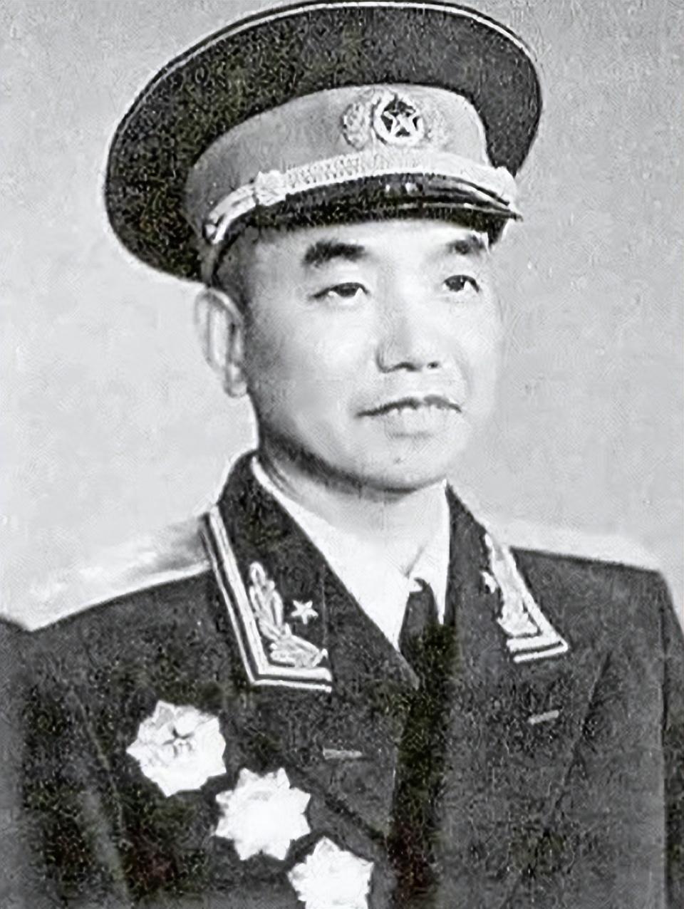 1933年，敌军集结重兵向红军所在阵地扑了过来，敌军飞机大炮齐出动，红军很难抵挡