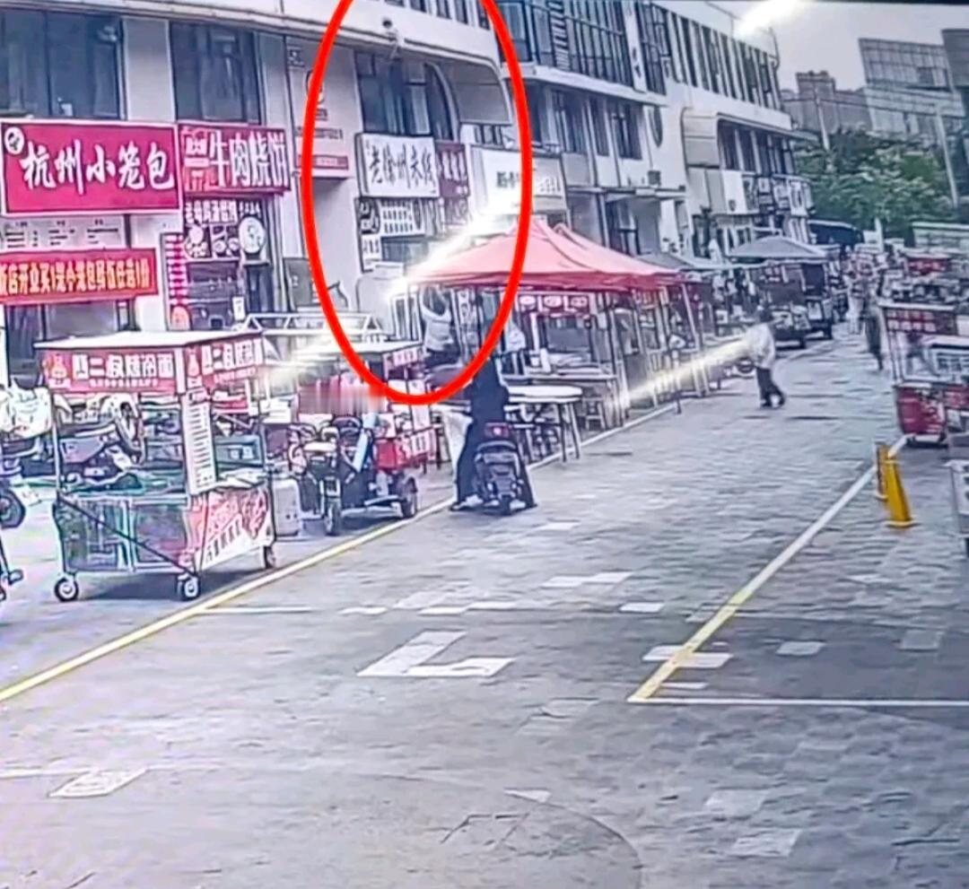 太险！6米高空摔下2岁娃，全靠路人这一“接”救命
 
你敢想象吗，两层楼高的地方