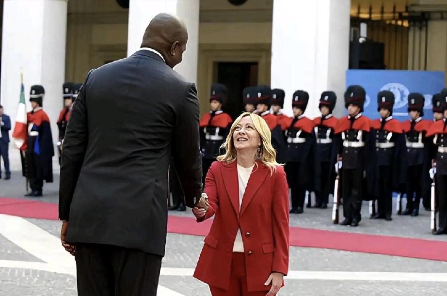 意大利美女总理梅洛尼和莫桑比克总统丹尼尔会面。
这最萌身高差的画风，让人觉得喜感