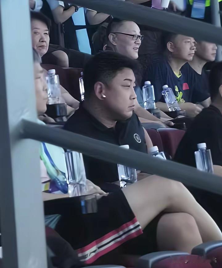 这次教练组很轻松啊！
也不用场外指导，也不用考虑晋级，就看看，
不知道他们是不是