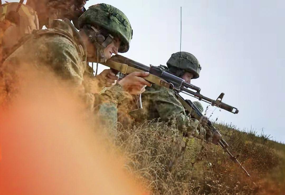 俄乌战场局势反转，俄军靠两款低成本武器疯狂收割乌军，改造的反坦克地雷无人机和柳叶