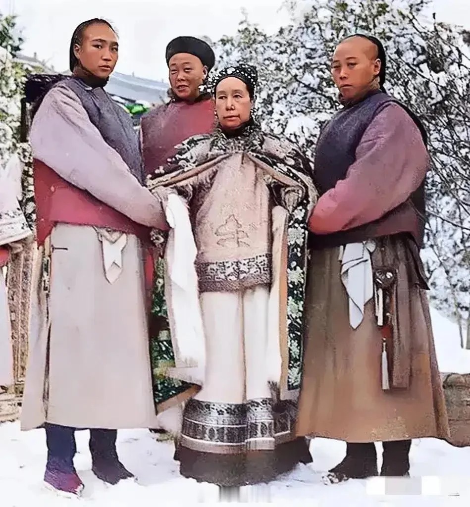 这就是慈禧太后的真实样貌，请大家一览无余。这张照片并非演员扮演，而是她本人，容貌