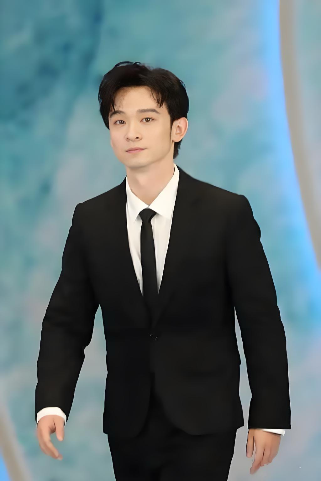 何炅主持生涯迈入第30年

51岁的何炅在微博视界大会上回应“衰老焦虑”，宣布准