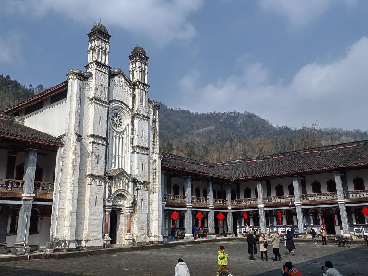 领报修院，为“圣母领报修院”的简称，俗称上学堂，当地人亦称之为上书院，位于成都彭