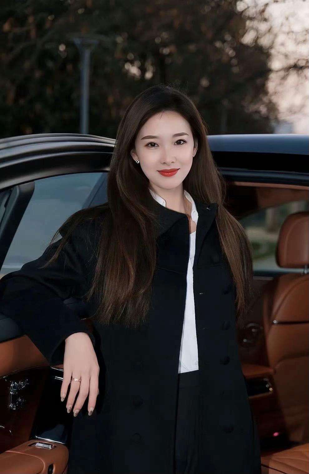 气质姐姐祝大家新年快乐！