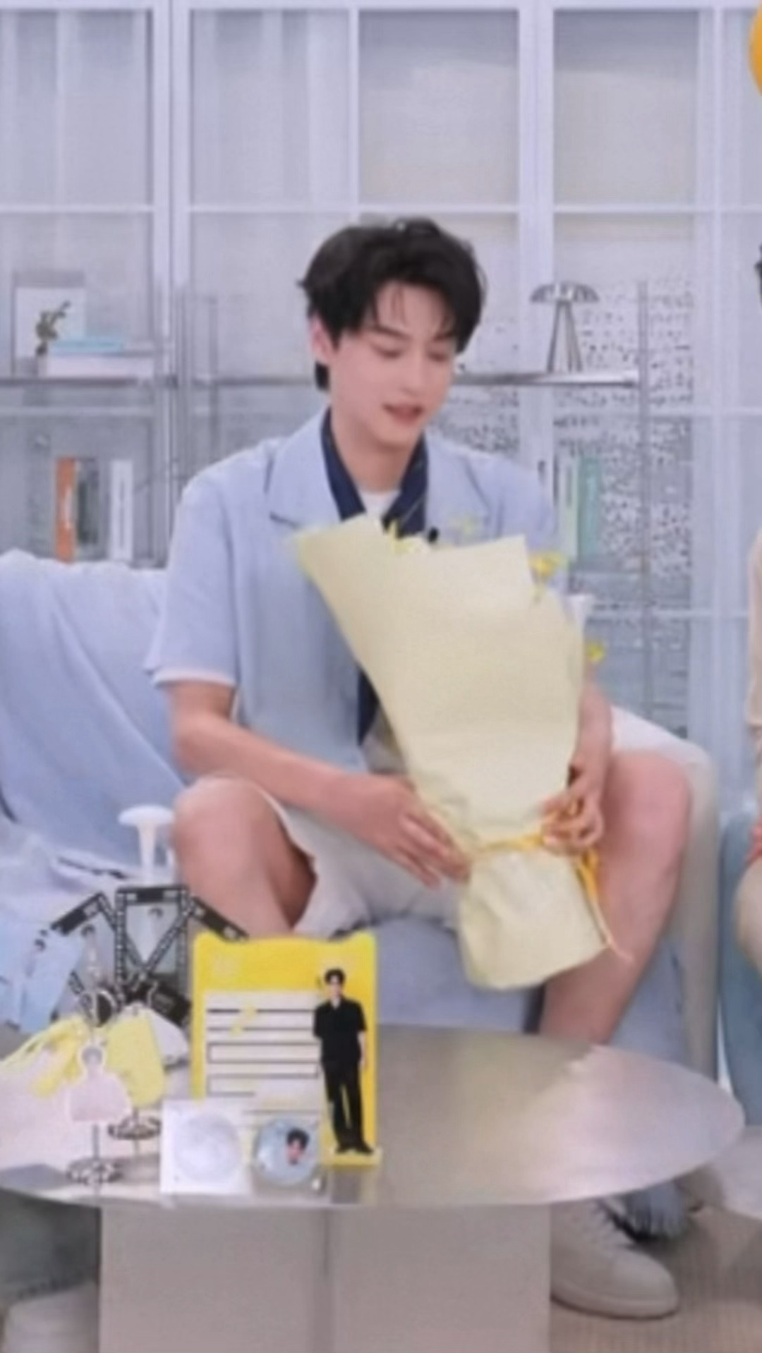 哎哟原来我爸在坐下的时候就已经把花背过去了🥹 二编：拍拍立得还有离开的时候花也