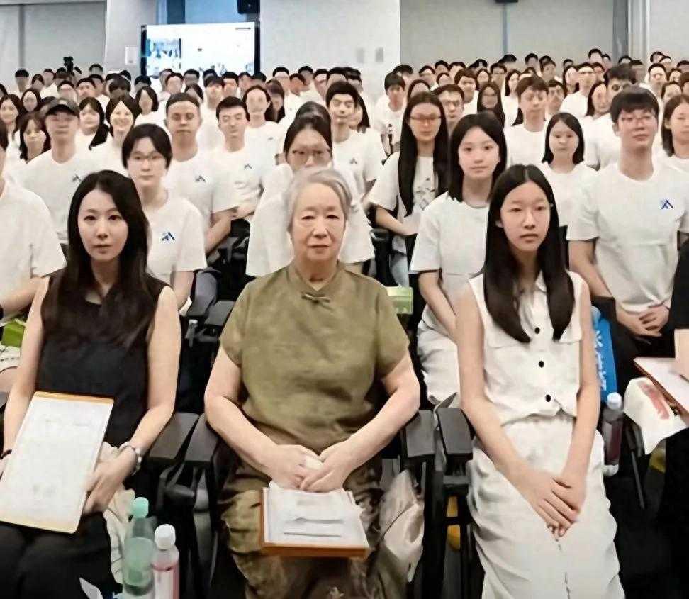  峰学蔚来见面会，张母坐C位，女儿酷似母亲
峰学蔚来董事见面会全家福曝光，张雪峰
