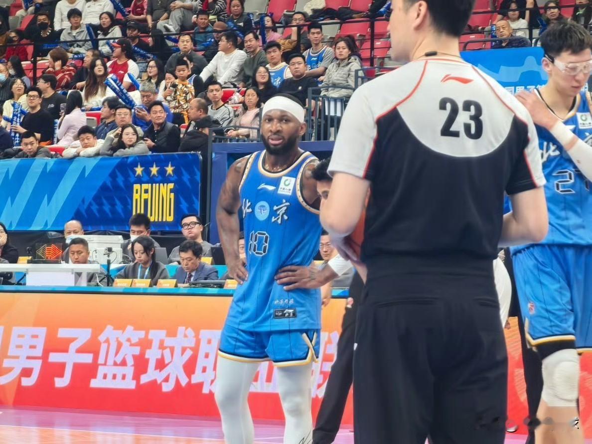 北京北汽现在真的打谁都一样啊…接连输给山东和深圳本想回主场面对排名倒数第二的江苏