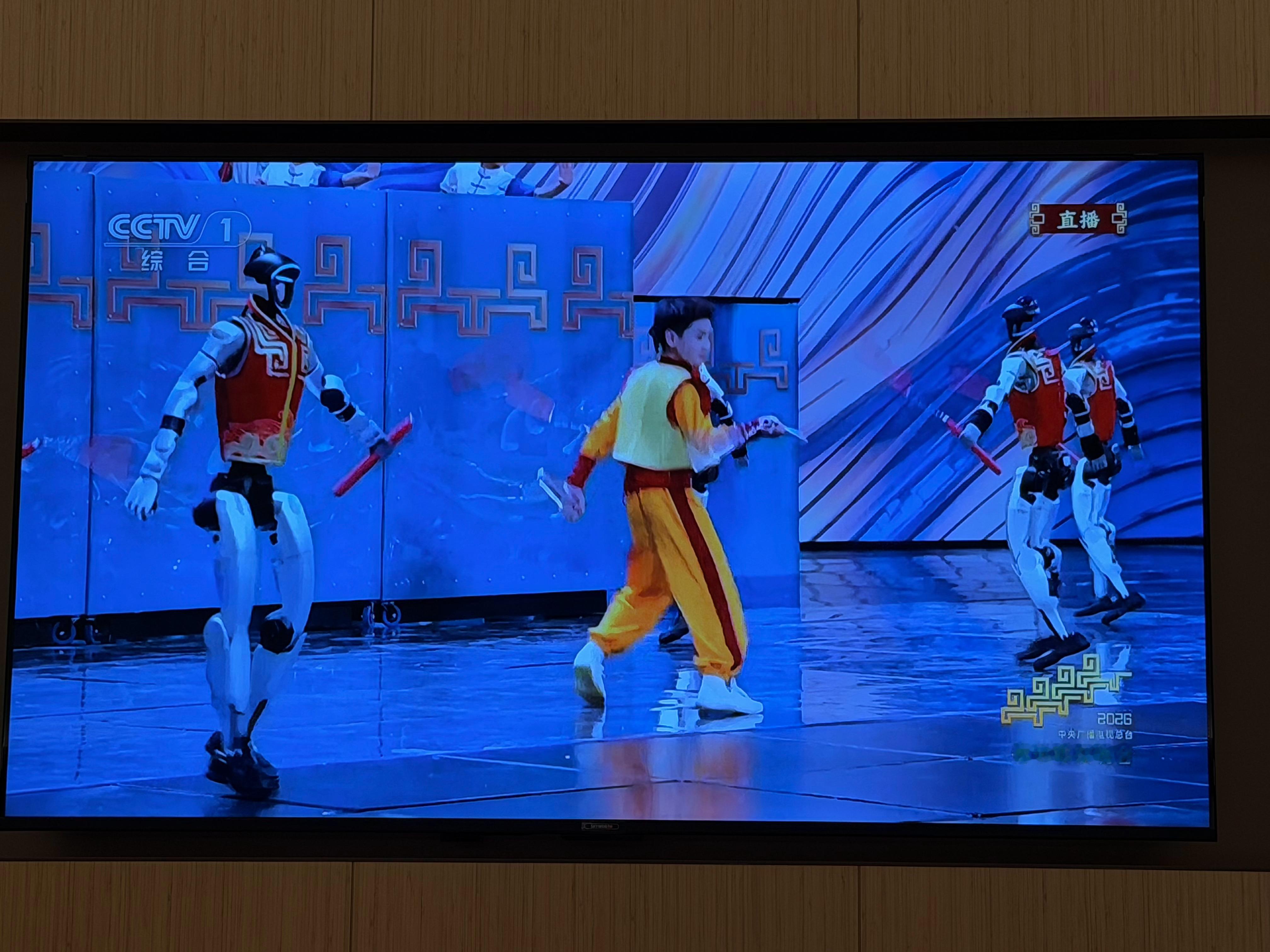 春晚红红火火恍恍惚惚～今晚继续，一边打麻将一边看春晚还是小时候的春晚有意思 