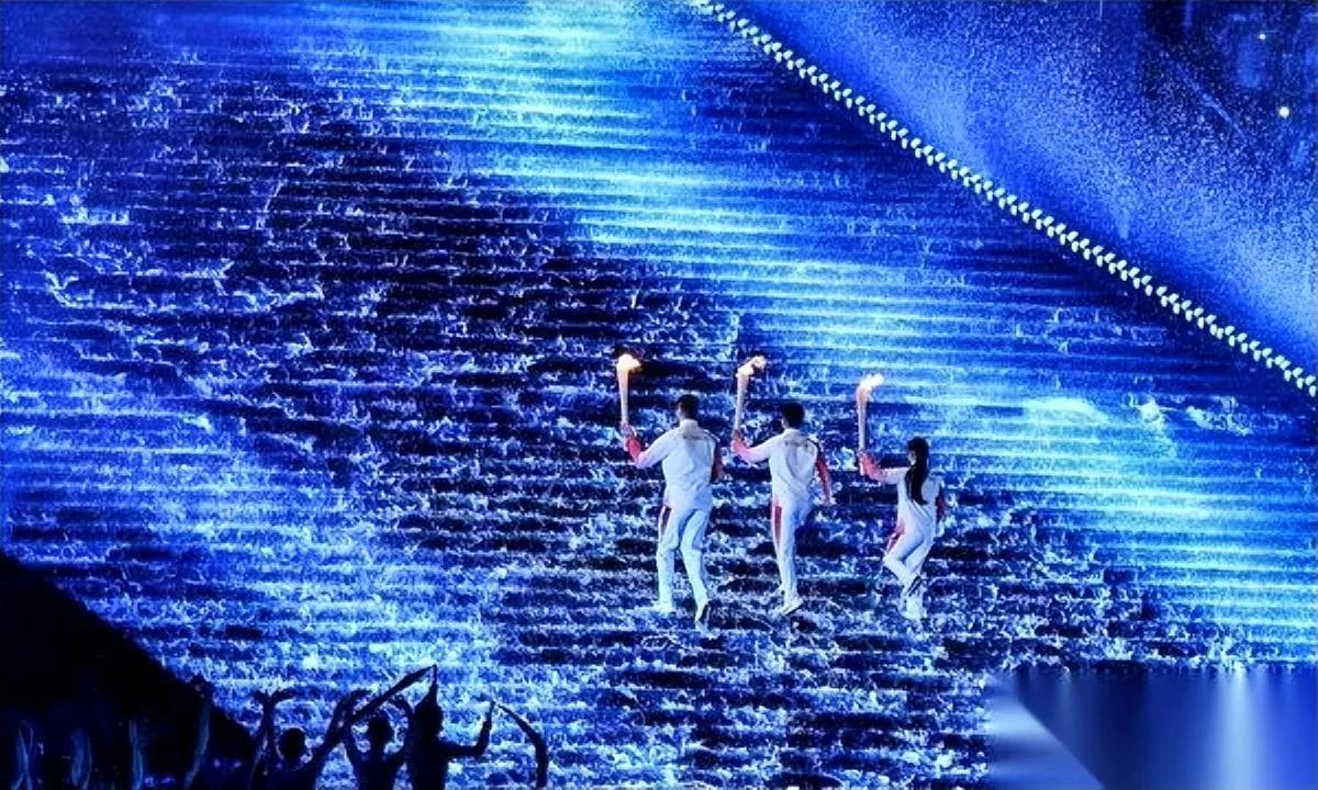 今晚全运会最炸的不是明星——

是舞台居然泡在水里！

真没骗你，开幕式地面全是