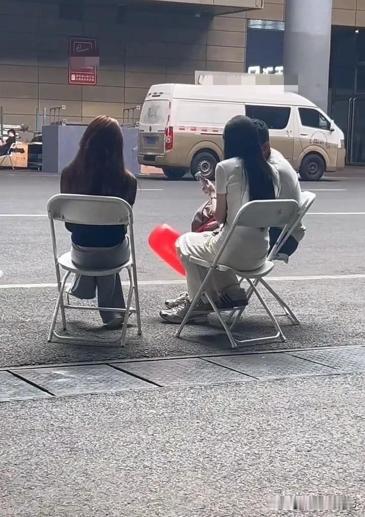 这场景，如果三哥说只是交流没什么目的你信吗…[捂脸]
中国大街上的人多了，如果问