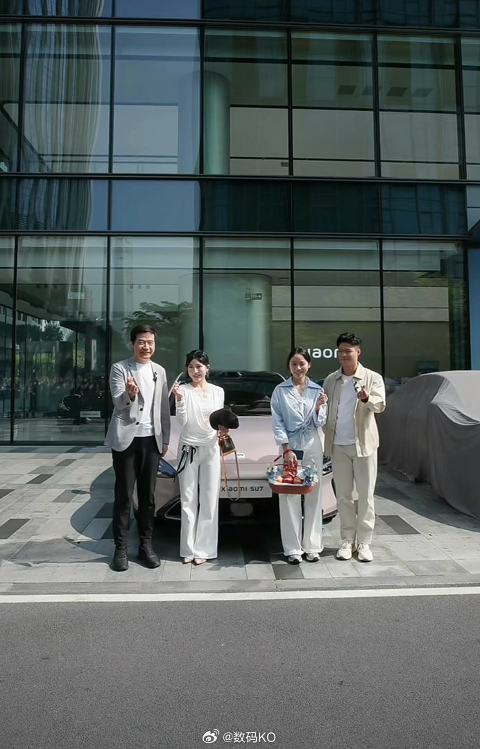 新一代小米su7这提车情绪价值拉满，不仅有雷总和苏炳添同台合影，还有两人的开门上