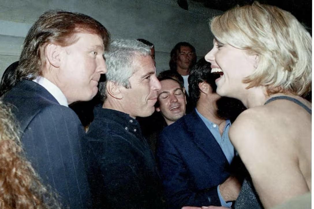 网上好多人，天天拿爱泼斯坦和特朗普的阴谋论说事。
今天就说最底层的逻辑，傻子都能