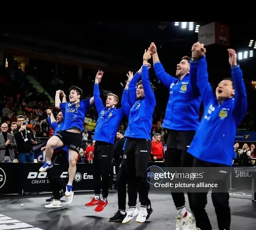 快乐到飞起来
说的就是
此刻的樊振东吧

多久没有看见
樊振东这么开心了
这才是