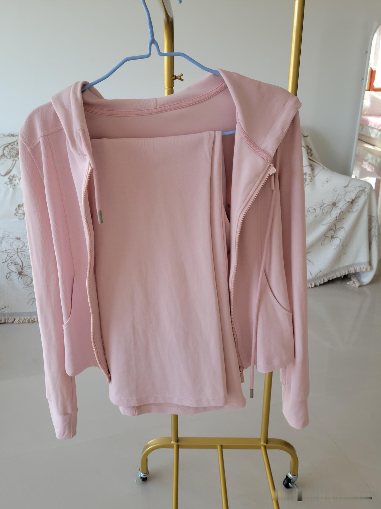 春节时，在某个卖瑜伽服的直播间，相中了一套瑜伽运动套装，价格美丽，只是特别显身材